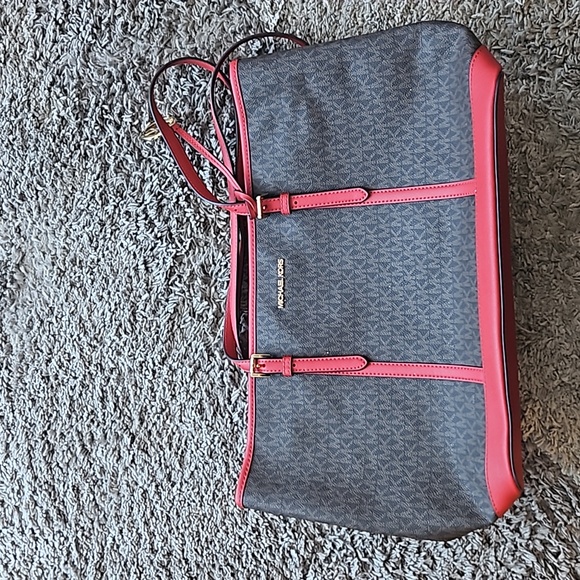 Michael Kors Handbags - NWT michael kors tote